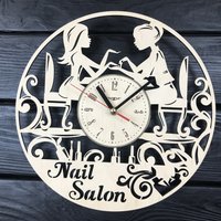 Nagel Salon Wanduhr Geschenk Für Männer Frauen 5. Jahrestag Personalisierte Poster Custom Nail Wandbehang Holz Cutout von MrWoodGifts