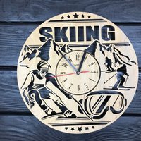 Ski Wanduhr Holz Geschenk Für Männer Frauen 5. Jahrestag Personalisiere Skiposter Figur Skifahren Hängend Ausschnitt von MrWoodGifts