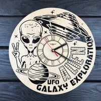 Space Wall Clock Holz Geschenk Für Männer Frauen 5. Jahrestag Personalisieren Galaxie Poster Custom Alien Hängendes Cutout von MrWoodGifts