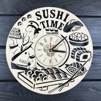 Sushi Wanduhr Geschenk Für Männer Frauen 5. Jahrestag Personalisiert Poster Custom Zeit Wandbehang Holz Cutout von MrWoodGifts