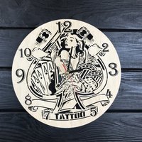 Tattoo Studio Wanduhr Geschenk Für Männer Frauen 5. Jahrestag Personalisiert Poster Custom Wandbehang von MrWoodGifts