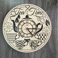 Tea Time Wanduhr Holz Beste Geschenkidee Für Männer Frauen 5. Jahrestag Geschenk Personalisierte Küche Poster Hängend Individuell Tee Cutout von MrWoodGifts