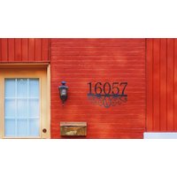 Personalisiertes Adressschild Aus Metall Mit Initialen/Rustikalen Hausnummern von MrsBOfAllTrades