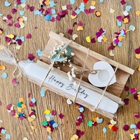 Geschenkset Zum Geburtstag I 1 Beschriftete Kerze Trockenblumen, Konfetti | Selbstgemachte Kerzenhalter Wählbar, Geldgeschenk von MrsDenice