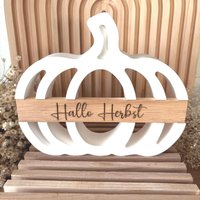 Herbstdeko Kürbis Selbstgegossener, Weißer Mit Graviertem Holzklötzchen Kürbisdeko Herbstzauber von MrsDenice