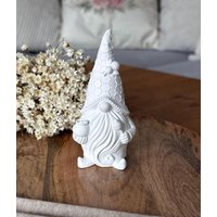 Weißer Wichtel Mit Einem Honigtopf Und Einer Biene Imker Imkereichtel Wichteldeko Dekozwerg Frühlingsdeko von MrsDenice