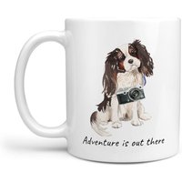 Abenteuer Ist Da Draußen Tri Color King Charles Spaniel Hundebecher; Süße Illustrierte Reisetasse, Lustiges Geschenk Für Hundeliebhaber von MrsHenris