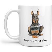 Das Abenteuer Ist Da Draußen Dobermann Hundebecher; Süße Illustrierte Reisekaffeetasse, Lustiges Geschenk Für Hundeliebhaber. Hunde Name von MrsHenris
