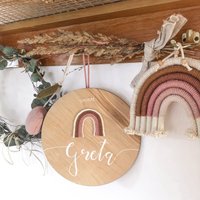 Holzschild Mit Regenbogen Makramee von MrsLovelyThings