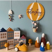 Individuelles Namensschild Heißluftballon Personalisierbar in 5 Farben Mit 3D Rattan Körbchen Handbemalt | Für Spielfiguren Oder Stofftiere von MrsLovelyThings