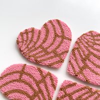 Handgefertigte Punch Needle Tasse Untersetzer | Getufteter Becher Teppich Rosa Herzförmige Concha Pan Dulce Getränkeuntersetzer Handgefertigte Punch Needle Tasse Untersetzer | Getufteter Becher Teppich Rosa Herzförmige Concha Pan Dulce Getränkeuntersetzer von MuLeonisHandmade