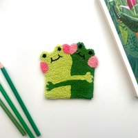 Handgefertigte Tasse Teppich Bff | Punch Needle Untersetzer Für Besties Froschliebhaber Geschenk Beste Freundin Schreibtisch Accessoires Frösche Handgefertigte Tasse Teppich Bff | Punch Needle Untersetzer Für Besties Froschliebhaber Geschenk Beste Freundin Schreibtisch Accessoires Frösche von MuLeonisHandmade