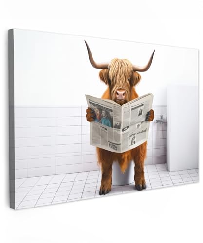 MuchoWow© Bild auf Leinwand 60x40 cm Schlafzimmer Bilder Wand Deko Wohnzimmer Modern Wanddeko Bilderwand Geschenk Schottisches Hochlandrind - Highland Cow - Zeitung - Toilette - WC - Kuh von MuchoWow