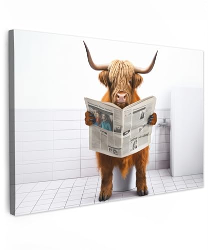 MuchoWow© Bild auf Leinwand Groß 120x80 cm XXL Schlafzimmer Bilder Wand Deko Wohnzimmer Modern Wanddeko Bilderwand Geschenk Schottisches Hochlandrind - Highland Cow - Zeitung - Toilette - WC - Kuh von MuchoWow