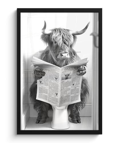 MuchoWow© Bilder mit Rahmen 40x60 cm Poster Wanddekoration Wohnzimmer Deko Modern Geschenke Bilderrahmen Highlander - Kuh - Toilette - Zeitung - Schwarz und weiß von MuchoWow