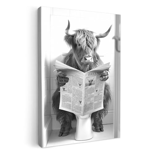 MuchoWow© Leinwand Bilder 60x90 cm Wanddeko Badezimmer WC Aesthetic Room Decor Deko Zimmer Wandbilder Modern Bild auf Leinwand Highlander - Kuh - Toilette - Zeitung - Schwarz und weiß von MuchoWow