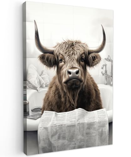 MuchoWow© Wandbilder 40x60 cm Wohnzimmer Wanddeko Schlafzimmer Zimmerdeko Fotowand Zimmer Deko Wand Dekoration Wall Art Schottische Hochlandrind - Highland Cow - Bad - Badezimmer - Zeitung von MuchoWow