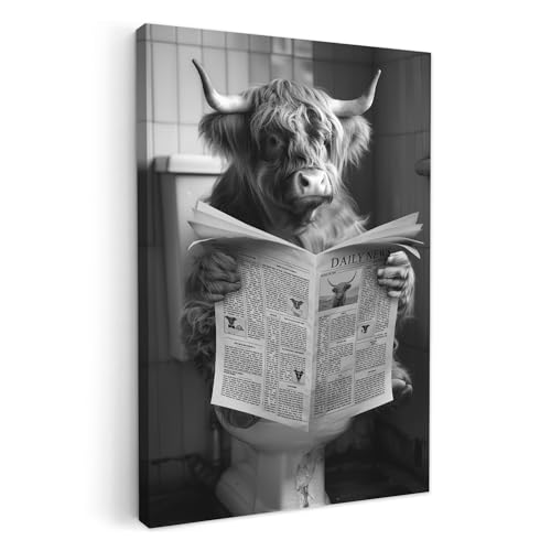 MuchoWow© Wandbilder 80x120 cm Badezimmer WC Wanddeko Schlafzimmer Zimmerdeko Wandgemälde Zimmer Deko auf Wand Dekoration Wall Art Highlander - Kuh - Zeitung - Toilette - Schwarz und weiß von MuchoWow