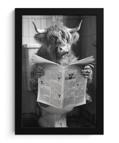 MuchoWow© Wandbilder mit Rahmen 20x30 cm Wanddeko Bilder Wohnzimmer Moderne Zimmerdeko Geschenk Bilderrahmen Highlander - Kuh - Zeitung - Toilette - Schwarz und weiß von MuchoWow