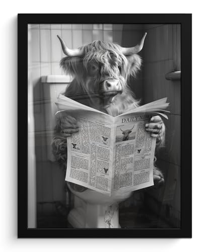 MuchoWow© Wandbilder mit Rahmen 30x40 cm Wanddeko Bilder Wohnzimmer Moderne Zimmerdeko Geschenk Bilderrahmen Highlander - Kuh - Zeitung - Toilette - Schwarz und weiß von MuchoWow