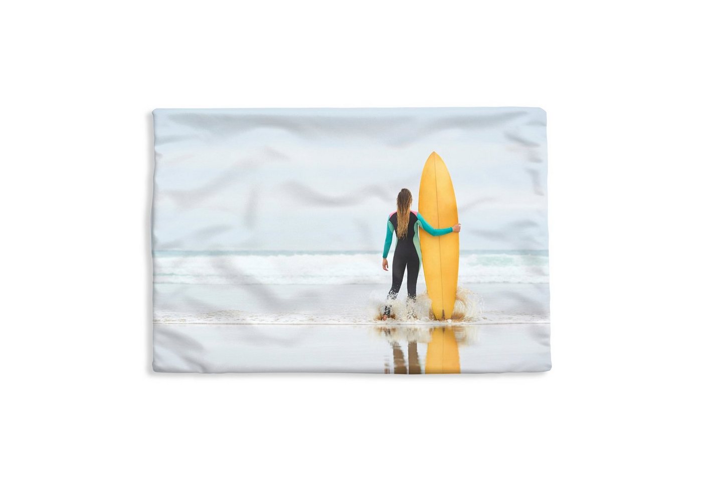 MuchoWow Dekokissen Weibliche Surferin steht neben dem Surfbrett, Kissenbezug für Sofa, Dekorationkissen, Kissenhüllen, 50x30 cm MuchoWow Dekokissen Weibliche Surferin steht neben dem Surfbrett, Kissenbezug für Sofa, Dekorationkissen, Kissenhüllen, 50x30 cm von MuchoWow