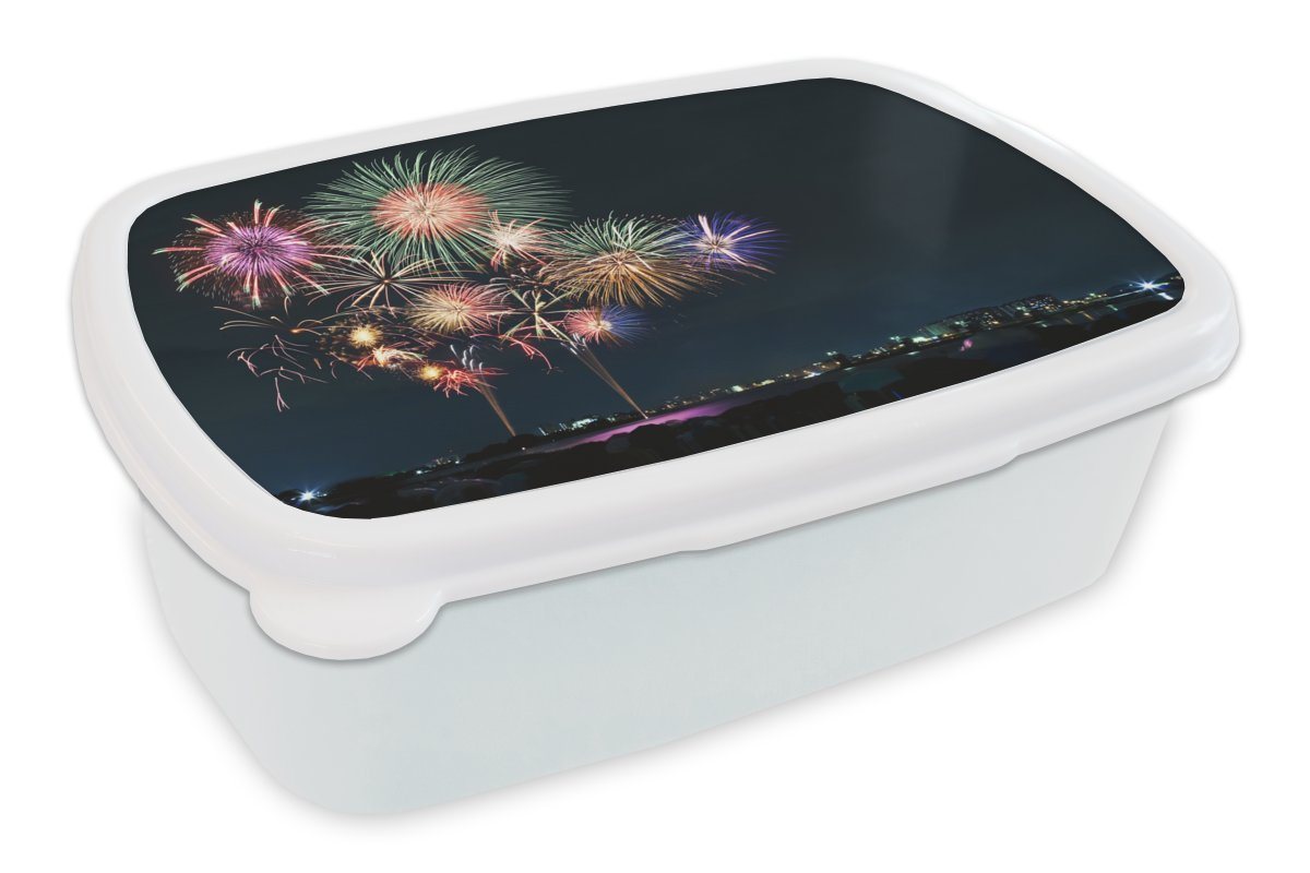 MuchoWow Lunchbox Ein Bild vom Feuerwerk in einer Stadt während der Silvesternacht, Kunststoff, (2-tlg), Brotdose Schule oder Arbeit, Brotbox für Kinder und Erwachsene MuchoWow Lunchbox Ein Bild vom Feuerwerk in einer Stadt während der Silvesternacht, Kunststoff, (2-tlg), Brotdose Schule oder Arbeit, Brotbox für Kinder und Erwachsene von MuchoWow
