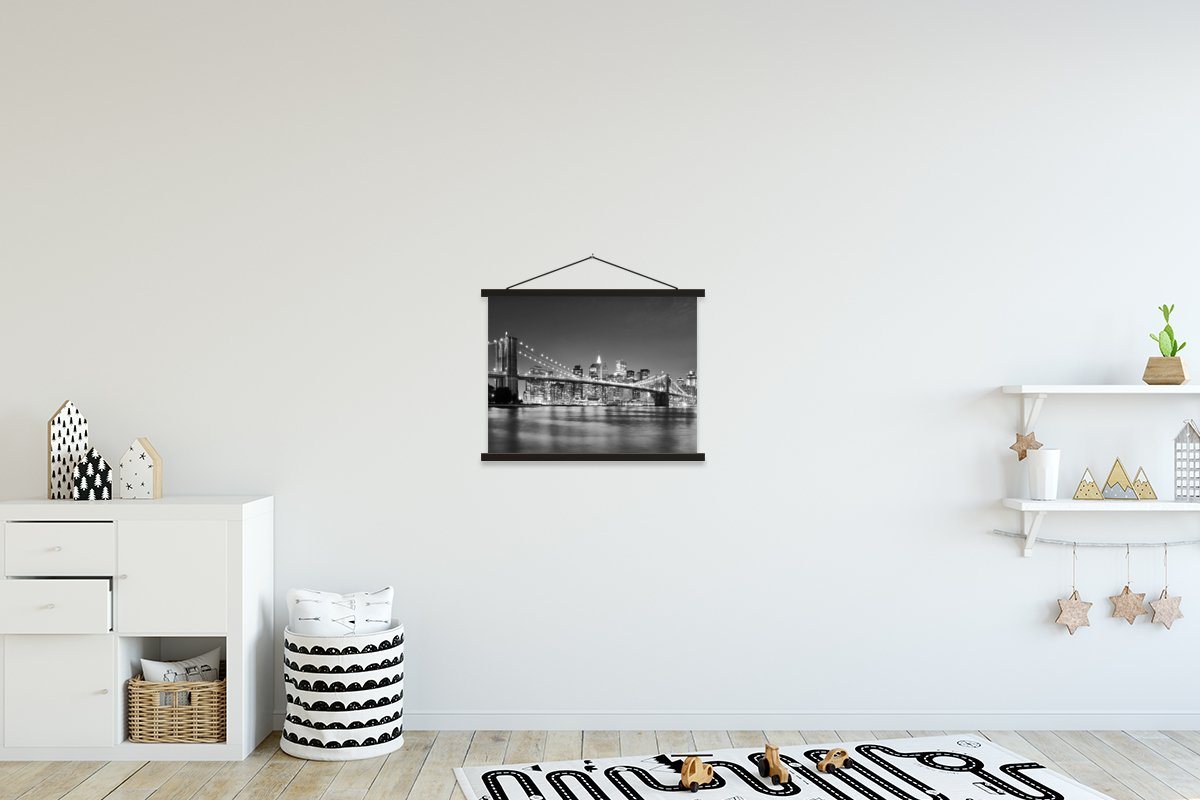 MuchoWow Poster New York - Brücke - Brooklyn - Schwarz und weiß - Architektur, (1 St), Magnetische Posterleiste, Holzleisten, Textilposter, 40x30 cm von MuchoWow