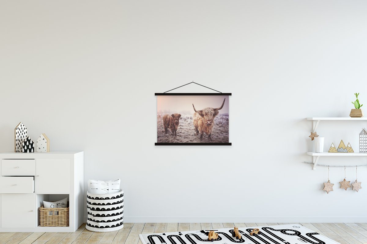 MuchoWow Poster Schottischer Highlander - Winter - Schnee - Kuh - Wiese - Braun, (1 St), Magnetische Posterleiste, Holzleisten, Textilposter, 60x40 cm von MuchoWow