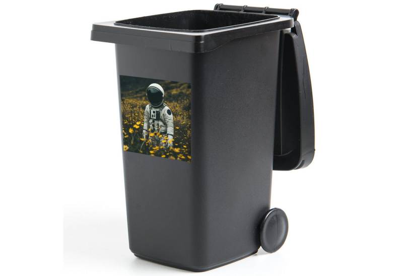 MuchoWow Wandsticker Astronaut - Blumen - Feld - Gelb (1 St), Mülltonnen-Aufkleber, Mülleimer, Mülltonne, Sticker, 40x40 cm von MuchoWow