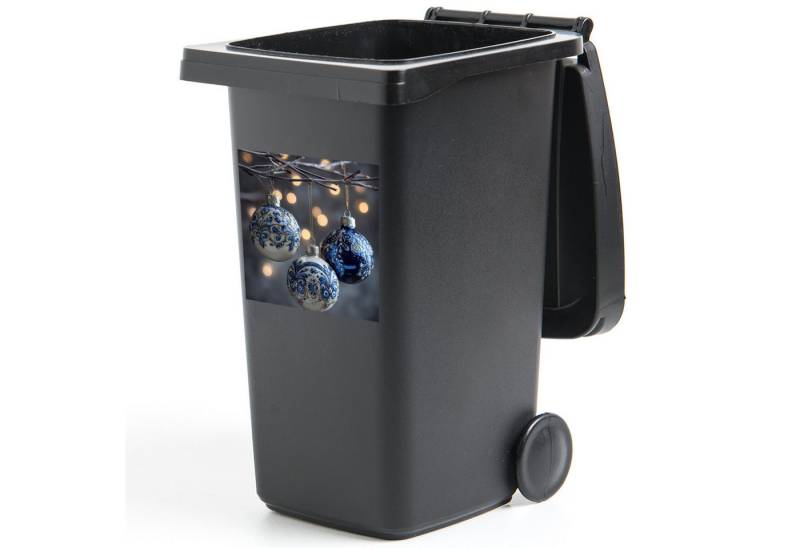 MuchoWow Wandsticker Weihnachtskugel - Dekoriert - Blau (1 St), Mülltonnen-Aufkleber, Mülleimer, Mülltonne, Sticker, 40x40 cm von MuchoWow