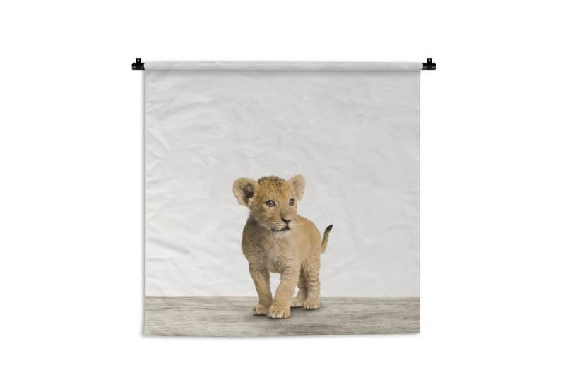 MuchoWow Wandteppich Löwe - Junge - Kinder - Jungen - Tiere - Mädchen, Quadratisch, Höhe: 3 mm, Wand Teppich, Deko für an den Wand, 60x60 cm von MuchoWow