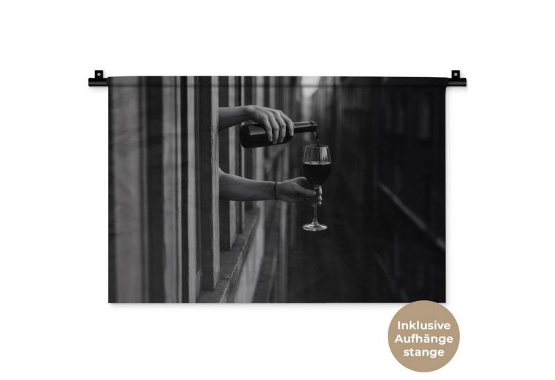 MuchoWow Wandteppich Weinflasche - Glas - Hände - Fenster, Rechteckig, Höhe: 3 mm, Wandteppich für Wohnzimmer, Schlafzimmer, 60x40 cm MuchoWow Wandteppich Weinflasche - Glas - Hände - Fenster, Rechteckig, Höhe: 3 mm, Wandteppich für Wohnzimmer, Schlafzimmer, 60x40 cm von MuchoWow