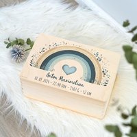 Erinnerungskiste Baby Mit Name, Babygeschenk, Regenbogen Motiv, Erinnerungsbox Baby, Taufgeschenk, Personalisiertes Geschenk Geburt Erinnerungskiste Baby Mit Name, Babygeschenk, Regenbogen Motiv, Erinnerungsbox Baby, Taufgeschenk, Personalisiertes Geschenk Geburt von Muckelmeister