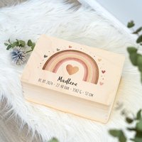 Erinnerungskiste Baby Mit Name, Babygeschenk, Regenbogen Motiv, Erinnerungsbox Baby, Taufgeschenk, Personalisiertes Geschenk Geburt Erinnerungskiste Baby Mit Name, Babygeschenk, Regenbogen Motiv, Erinnerungsbox Baby, Taufgeschenk, Personalisiertes Geschenk Geburt von Muckelmeister