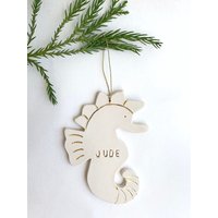 Handgefertigter Porzellan-Weihnachtsschmuck, Einzigartige Luxus-Weihnachtsdekoration, Personalisiertes Seepferdchen Am Meer, Strand von MuddyHeart