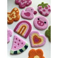 Punch Needle Untersetzer , Handgemachter Becher Teppich Getränke Trend Rosa Blumen von MuditaRugStudioo