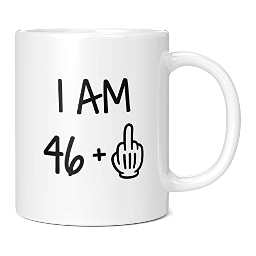 Mug Monster,Tasse zum 47. Geburtstag, "I Am 46 + 1", Geschenk für 47 Jahre, lustige Tasse – Keramik-Kaffeebecher/Tasse, Geschenk für Männer oder Frauen, 325 ml, weiße Tasse von Mug Monster