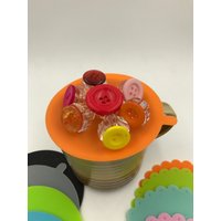 Regenbogen Buttons | Alle Arten Mug Cover 1 Stück. Silikon Tasse Abdeckung, Deckel, Topper, Top, Gemütlich, Outdoor Insektenschutz von MugCoversandMore