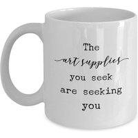 Lustiges Geschenk Für Künstler, Kunstzubehör Kaffeetasse, Teetasse, Kunstzubehör, Bastler, Manifestieren, Künstlergeschenk von MugMinistry