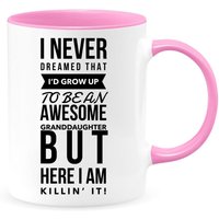 Ich Hätte Nie Davon Geträumt, Dass Ich Eine Großartige Enkelin Sein Würde, Aber Hier Töte Es Kaffeebecher von MugShotsHub
