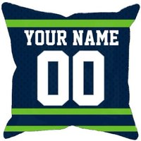 Personalisierter Seattle Football Jersey Style Kissenbezug, Einzigartiger Individueller Kissenbezug Geschenk Für Ultimative Nfl Fans, Wählen Sie von MugShotsHub