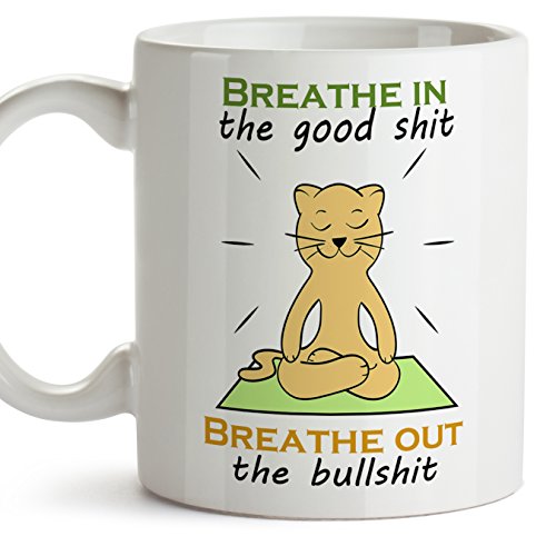 Mugffins Katze Yoga Tasse (auf Englisch) - Breathe in The Good Shit, Breathe Out The Bullshit - Keramik 350 ml / 11 oz von Mugffins