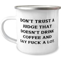Traue Keinem Richter, Der Nicht Viel Kaffee Trinkt. Richter 12 Unzen Camper Becher, Scherz Geschenke, Für Freunde von MugpireLLC