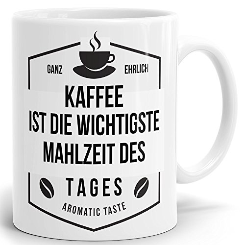 Mugvilla Drucksaal - Tasse mit Spruch Kaffee Mahlzeit Tages bedruckter hochglänzender Kaffeebecher Kaffeetasse in weiß ab 1 Stck. von Mugvilla