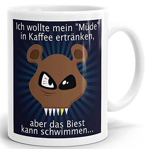 Mugvilla Drucksaal-Tasse mit Spruch Müde Kaffee ertränken bedruckter hochglänzender Kaffeebecher Kaffeetasse in weiß ab 1 Stck. von Mugvilla