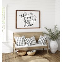 Dies Ist Unser Happy Place Schild | Wohnzimmer Schilder Holzgerahmtes Aus Holz Oberhalb Des Couch Eingangsbereich von MulberryMarketDesign