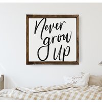 Never Grow Up Holzrahmen Schild | Kinderzimmer Spielzimmer Bauernhaus Wanddeko Gerahmte Holzschilder von MulberryMarketDesign