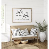Shut The Front Türschild | Wohnzimmer Schilder Holzgerahmtes Schild Aus Holz Oberhalb Des Couch Eingangsbereich von MulberryMarketDesign