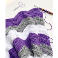 Handgemachte Chevron Baby Decke, Lila Grau Weiß, Kinderwagen Decke von MunandMe