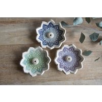 Keramik Räucherstäbchenhalter - "Carm" Grün Blau Lila Keramik Räucherstäbchenhalter - "Carm" Grün Blau Lila von MundArtMinga